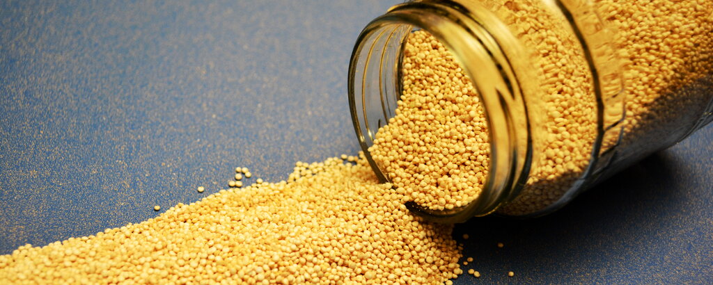 Quinoa ist im rohen beziehungsweise getrockneten Zustand sehr lange haltbar - am besten in einem Glas aufbewahren.