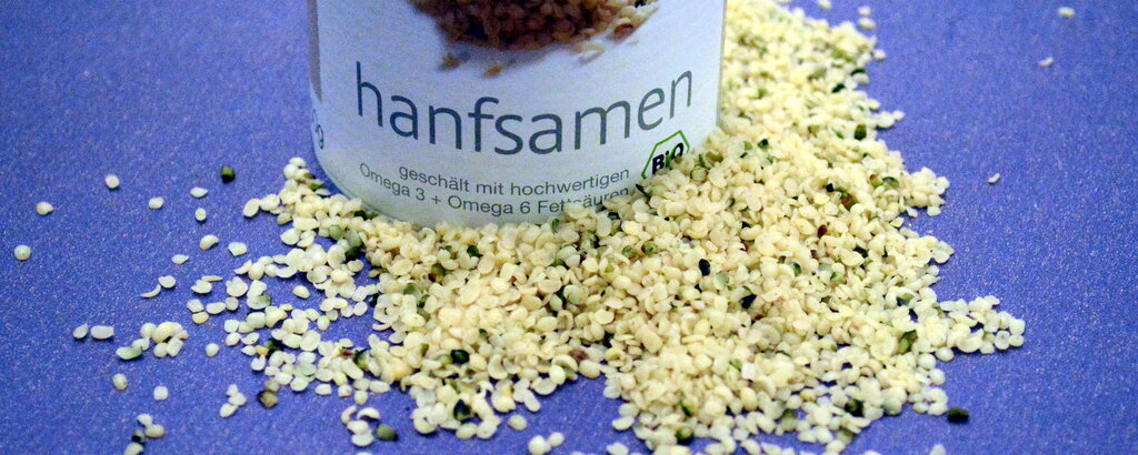Lecker nussig schmecken die Hanfsamen, die so gut wie jedes Gericht nicht nur kulinarisch bereichern.