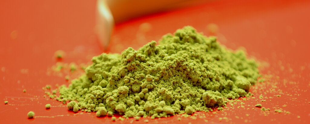 Matcha ist ein extrem fein gemahlenes leuchtend gr&uuml;nes Tee-Pulver.