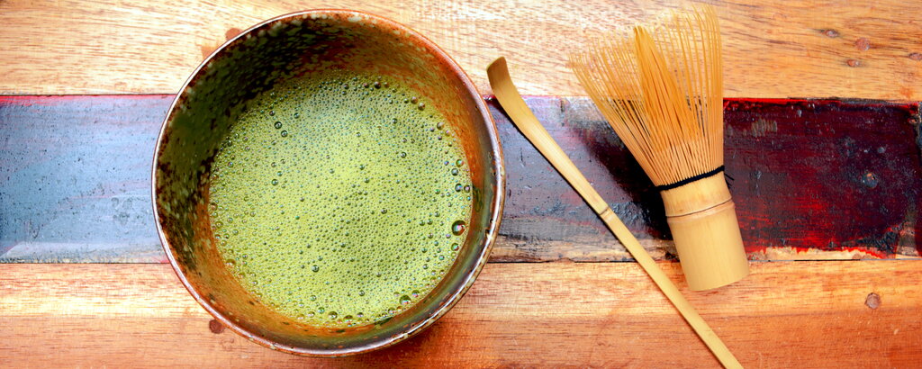 Traditionell wird Matcha mit einem Bambusbesen in einer Matcha-Schale zubereitet. Der Bambusspatel geh&ouml;rt ebenfalls zur Grundausstattung und dient der Portionierung. Zwei geh&auml;ufte Bambusspatel entsprechen einer Schale Tee.