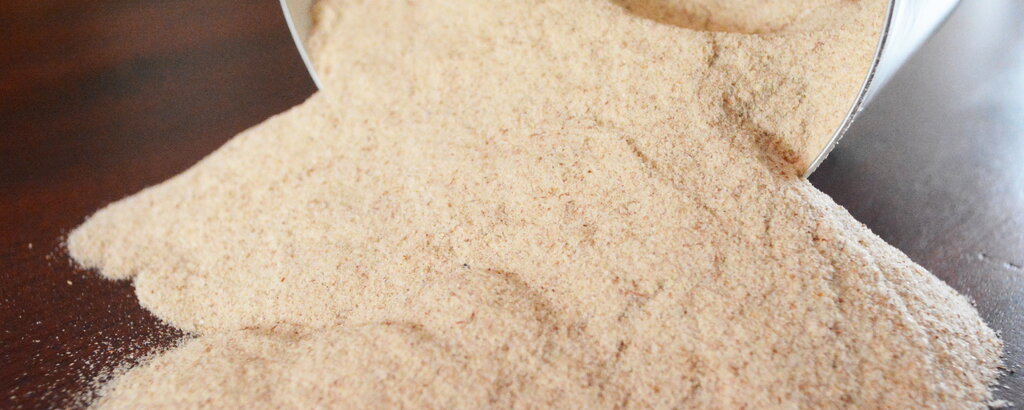 Flohsamenschalen werden gemahlen zu einem Pulver.