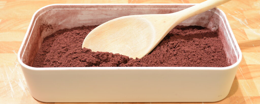 Aronia-Beeren gibt es in verschiedenen Formen zu kaufen. Hier seht ihr ein Bild von schonend getrockneten und gemahlenen Bio-Aronia-Beeren. Dieses Pulver ist ideal für als Zutat für fruchtige Smoothies geeignet. Aronia-Beeren gibt es in verschiedenen Formen zu kaufen. Hier seht ihr ein Bild von schonend getrockneten und gemahlenen Bio-Aronia-Beeren. Dieses Pulver ist ideal für als Zutat für fruchtige Smoothies geeignet.