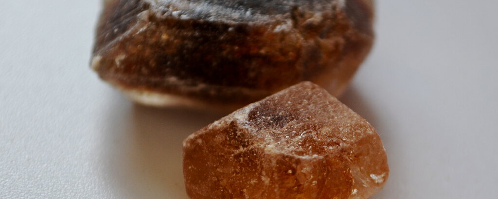 Braunen Zucker gibt es auch als Kandis.