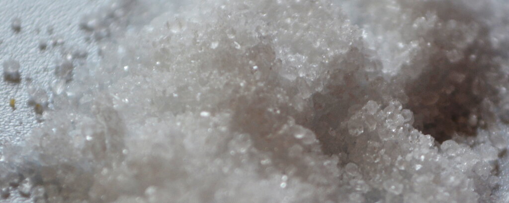 Xylit wird unter anderem aus Birkenrinde gewonnen. Die Herstellung ist sehr aufwendig, aber dieser Zucker kann Karies verhindern. &Uuml;brigens: Hunde d&uuml;rfen kein Xylit fressen, es ist t&ouml;dlich f&uuml;r die Vierbeiner. Katzen macht es hingegen nichts.