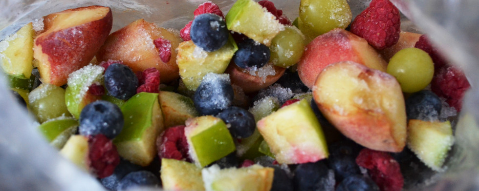 Das Obst lässt sich auch portionsweise entnehmen, wenn ihr es beim Einfrieren flach auf ein Brett legt.