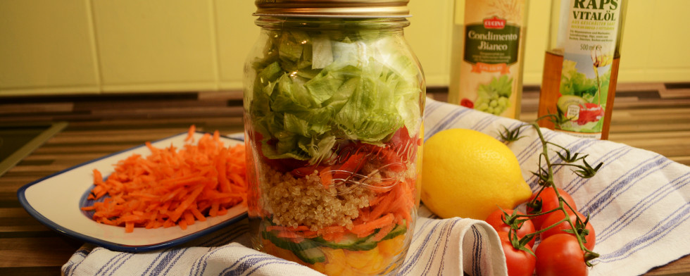 Perfekt zum Mitnehmen! Salad in a jar. Ihr schichtet eure Zutaten einfach.