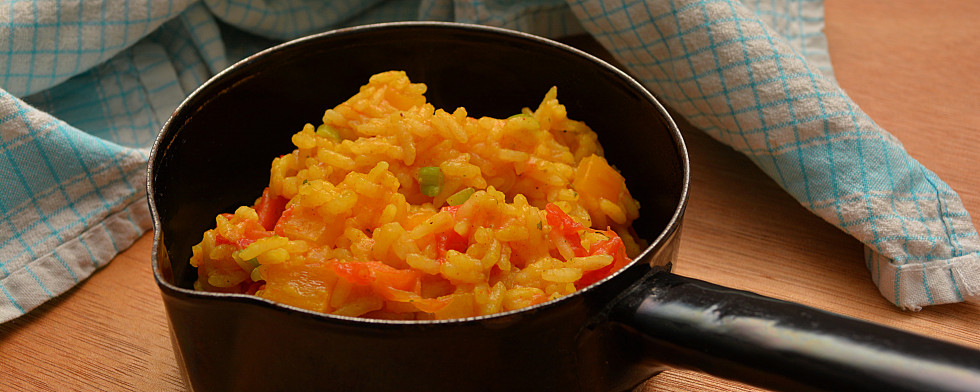 Vegane Curry-Reispfanne mit Gemüse lesen