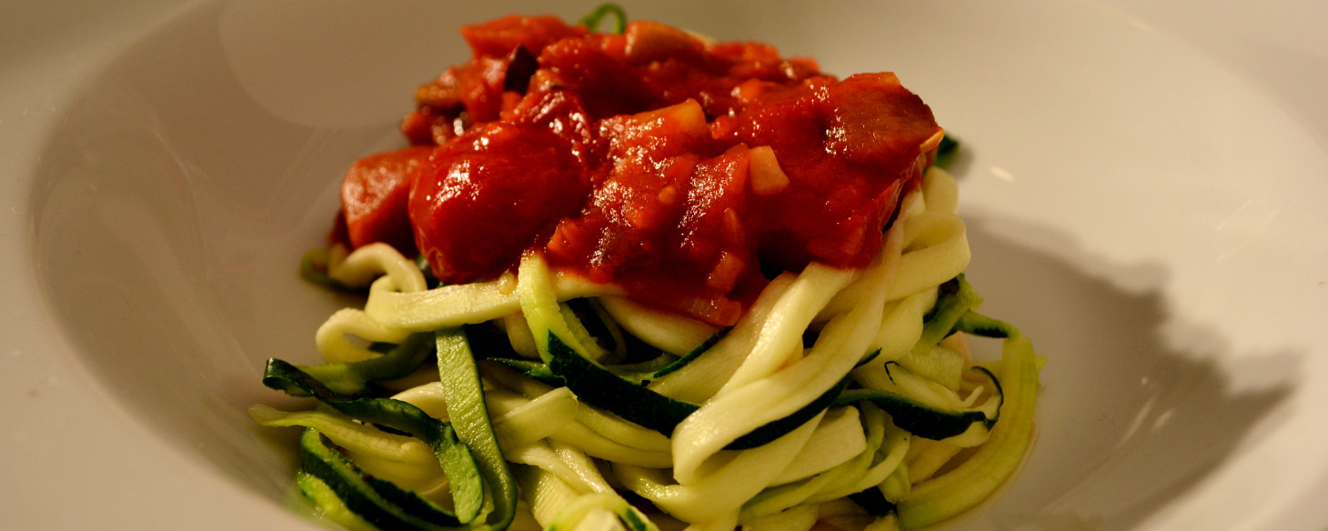 Zucchini-Spaghetti mit pikanter Tomatensauce | Veganesk