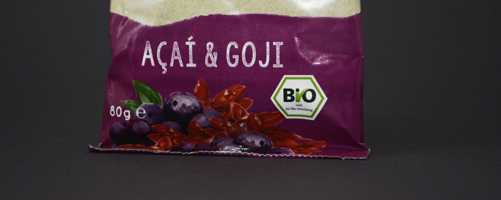 Haferbrei mit Acai und Goji-Beeren verfeinert.