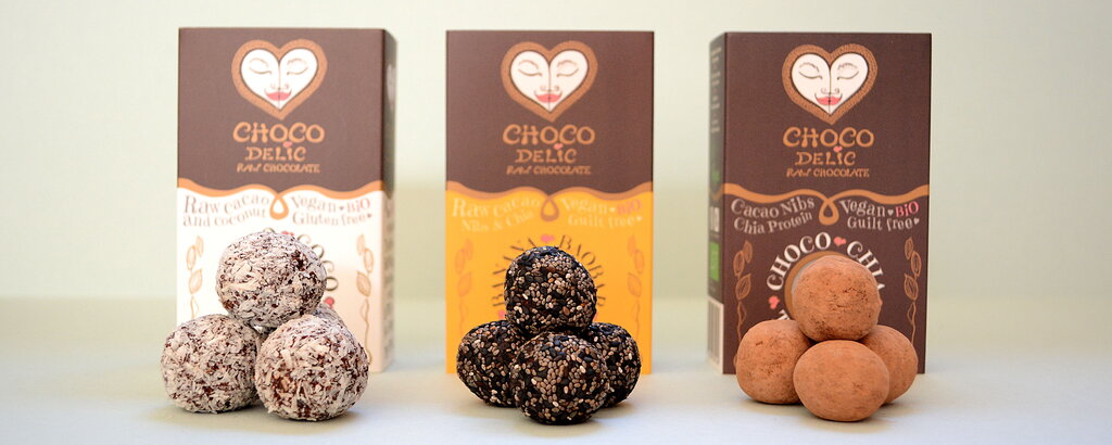Im Vordergrund seht ihr die Truffle im Detail: Links Choco Coco, in der Mitte Banana Baobab, rechts Choco Chia. Lasst euch von den Chiasamen auf den Bananenbonbons nicht verwirren. Im Vordergrund seht ihr die Truffle im Detail: Links Choco Coco, in der Mitte Banana Baobab, rechts Choco Chia. Lasst euch von den Chiasamen auf den Bananenbonbons nicht verwirren.