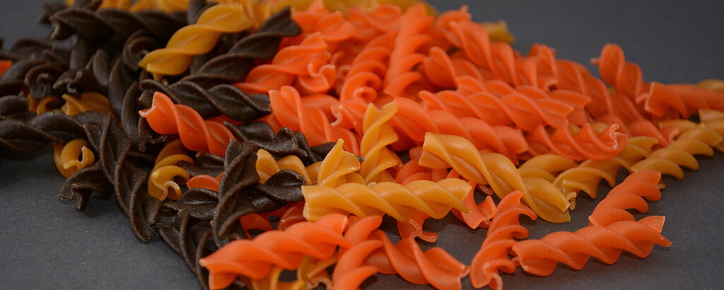 Drei verschiedene Farben: schwarz, rot, gelb.