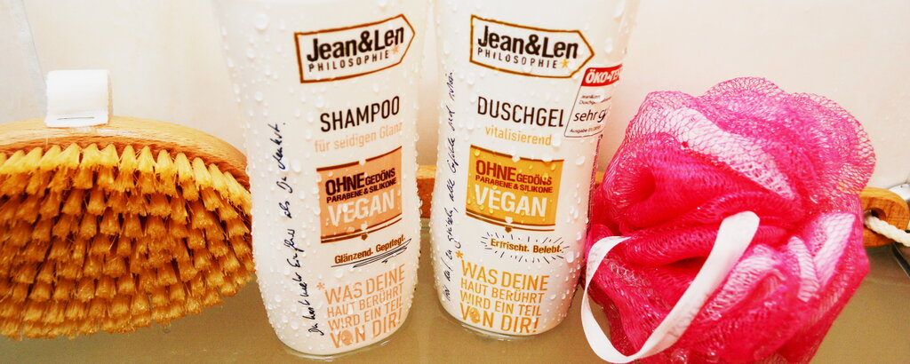 Dies sind die beiden Produkte, wie wir getestet haben. Links seht ihr das Shampoo f&uuml;r seidigen Glanz, rechts das Duschgel mit vitalisierender Wirkung.