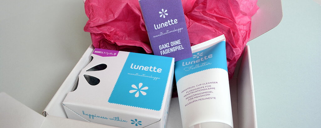 Das Produkt kommt in einer liebevoll gestalteten Verpackung. Zu sehen ist auch das Desinfektionsmittel.