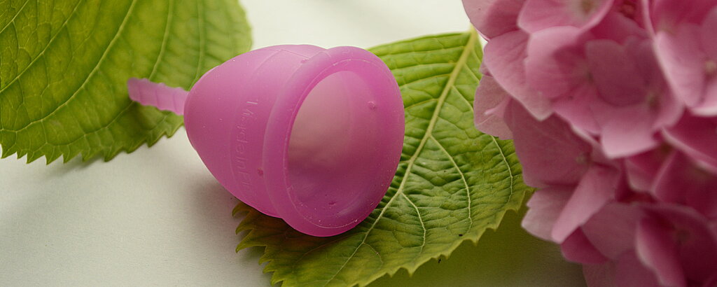 Die Menstruationstasse: eine umweltfreundliche Alternative zu Tampons.