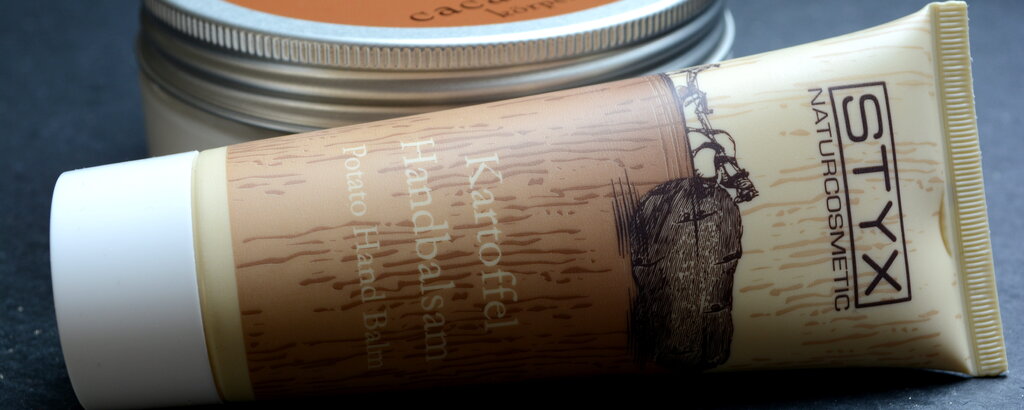 Die Kartoffel-Handcreme riecht weniger nach Kartoffeln, sondern eher nach Vanille, finden wir.