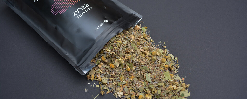 Kamille, Zitronengras und S&uuml;&szlig;holzwurzel satt. Das ist die Teemischung Relax