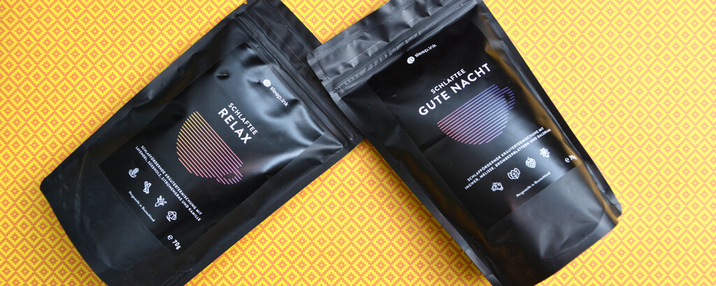 Die beiden Kr&auml;uterteemischungen "Relax" und "Gute Nacht" von Sleep.ink in edler matt-schwarzer Verpackung.