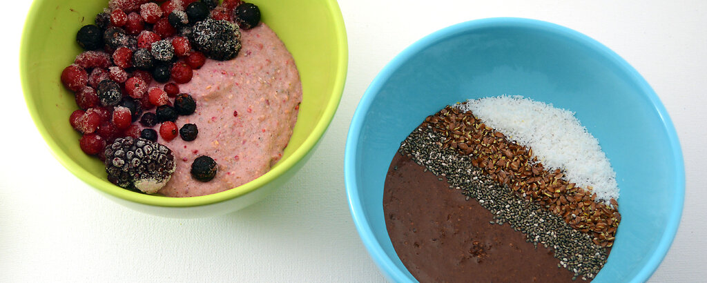 Zubereitet schmecken die Bowls genauso lecker wie sie aussehen. Links seht ihr Alice im Beerenland, rechts Kakaogefl&uuml;ster.