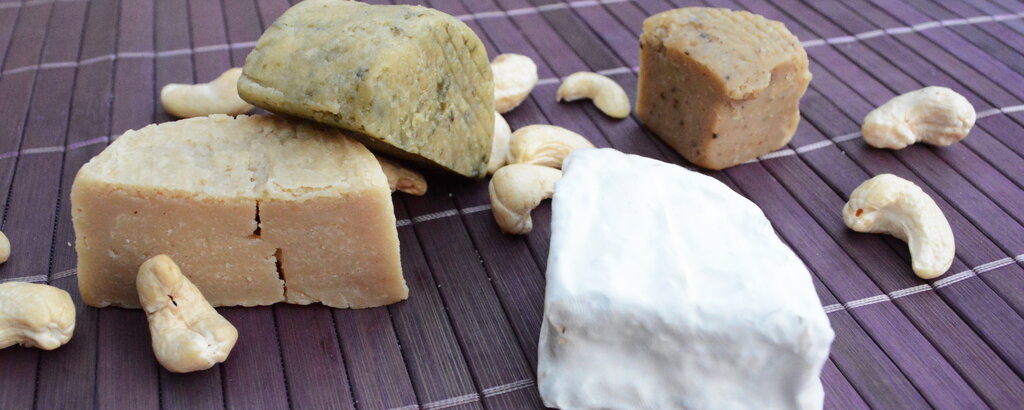 V.l.: Alle vier von uns getesteten Sorten auf einen Blick: die Sorten Klassik, Bärlauch, Weißer Edelschimmel und Rauch-Pfeffer. V.l.: Alle vier von uns getesteten Sorten auf einen Blick: die Sorten Klassik, Bärlauch, Weißer Edelschimmel und Rauch-Pfeffer.