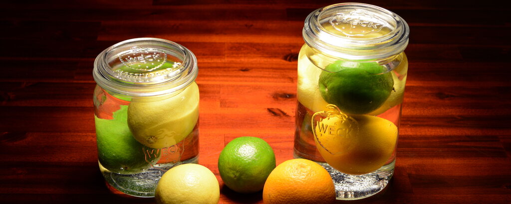 Zitronen, Limetten und Orangen bleiben im Wasser lange frisch.