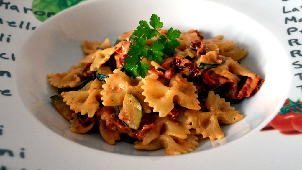 Cremige Zucchini-Tomaten-Nudel-Pfanne