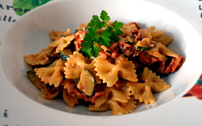 Cremige Zucchini-Tomaten-Nudel-Pfanne