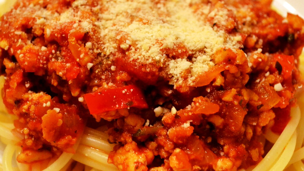 Fettarme, vegane Bolognese mit Tofu