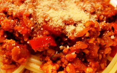 Fettarme, vegane Bolognese mit Tofu