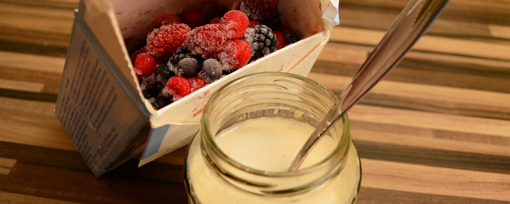 Mit Beeren und anderen Obstsorten schmeckt der Haferbrei besonders gut.