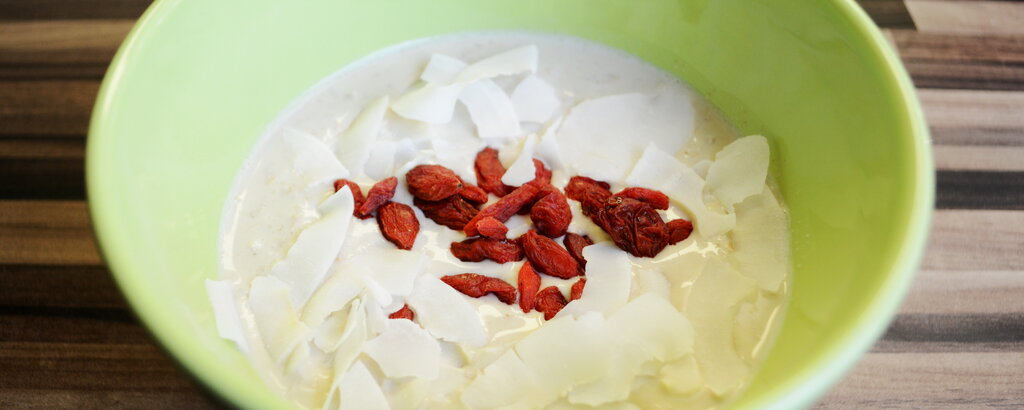 Overnight Oats sind eine gesunde Fr&uuml;hst&uuml;cksalternative, die ihr abends vorbereiten k&ouml;nnt. Wir haben uns hier f&uuml;r eine Variante mit Vanille-Sojadrink, Goji-Beeren und Kokoschips entschieden.