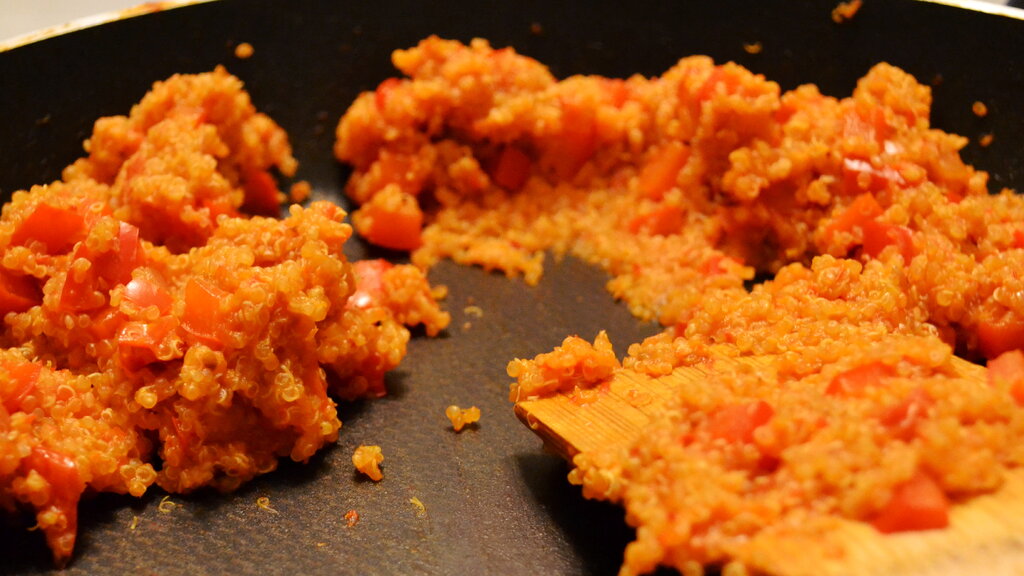 Rote Quinoa-Pfanne