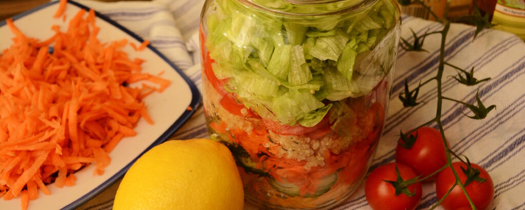 Ihr müsst euch genau überlegen, welche Zutat ganz nach unten kommt, damit nichts aufgrund des Dressings durchweicht. Ihr müsst euch genau überlegen, welche Zutat ganz nach unten kommt, damit nichts aufgrund des Dressings durchweicht.