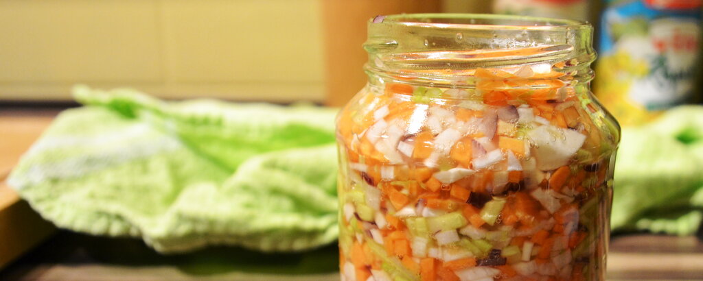 Sch&ouml;n bunt erstrahlt die selbstgemachte Gem&uuml;sebr&uuml;he in der K&uuml;che - bewahrt sie aber k&uuml;hl auf.