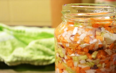 Selbstgemachte haltbare Gem&uuml;sebr&uuml;he