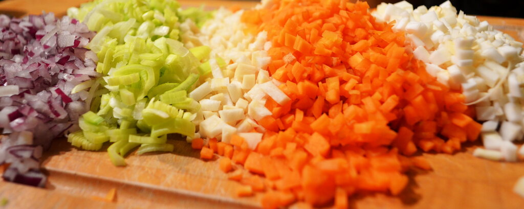 Ihr m&uuml;sst das Gem&uuml;se in ganz feine W&uuml;rfel schneiden.