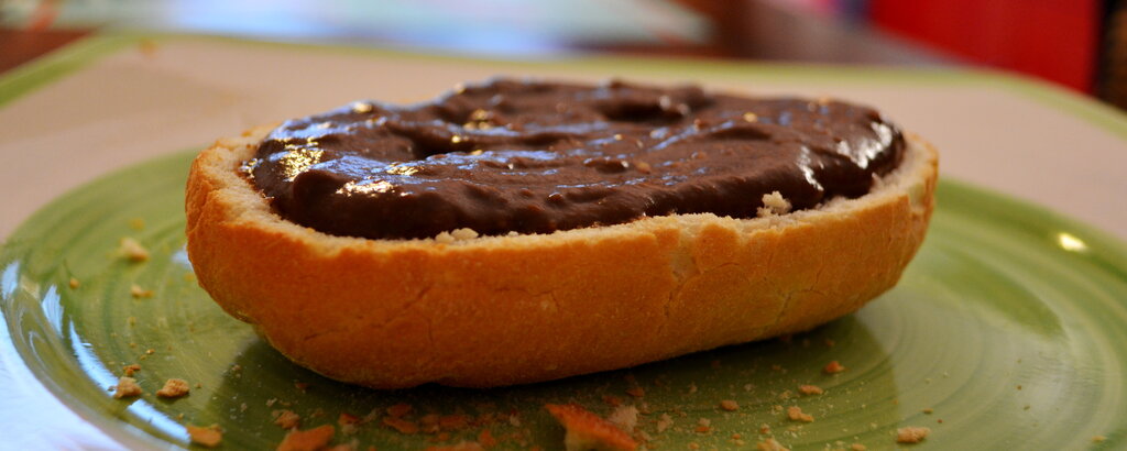 Auf Br&ouml;tchen schmeckt die vegane Schokocreme besonders gut.