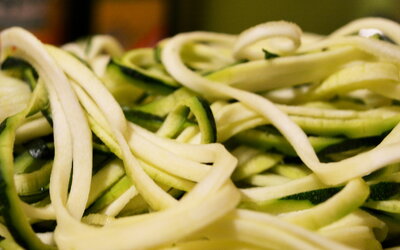 Zucchini-Spaghetti mit pikanter Tomatensauce