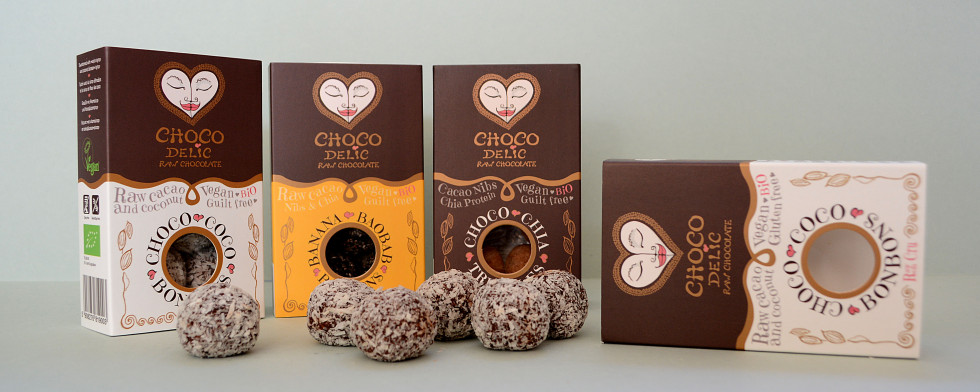 Die drei Sorten im Überblick - Choco Coco, Banana Baobab und Choco Chia. Im Vordergrund liegen die Kokos-Bonbons.