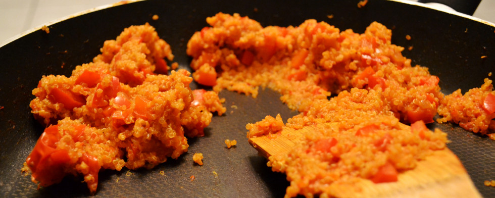 Wir mögen Quinoa gerne in einer Gemüsepfanne mit Tomaten und Ajvar.